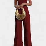 Elegante conjunto plisado con top halter asimétrico y pantalón fluido para un estilo sofisticado