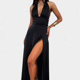 Elegante vestido Latisha con cuello halter ydetalle de gran abertura para un estilo seductor