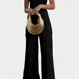 Elegante conjunto plisado con top halter asimétrico y pantalón fluido para un estilo sofisticado