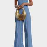 Elegante conjunto plisado con top halter asimétrico y pantalón fluido para un estilo sofisticado
