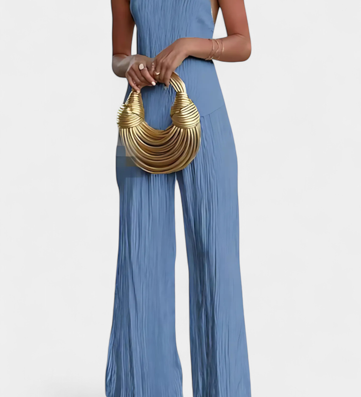 Elegante conjunto plisado con top halter asimétrico y pantalón fluido para un estilo sofisticado