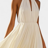Elegante vestido maxi halter plisado Starla con detalles de perlas perfectos para ocasiones especiales