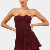 Vestido de Volantes con Escote Corazón y Diseño en Capas para un Look Elegante y Sofisticado en Junio