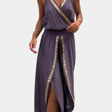 Elegante Donatila Mono con Detalles Dorados y Pierna Abierta para un Estilo Deslumbrante