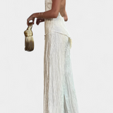 Elegante conjunto plisado con top halter asimétrico y pantalón fluido para un estilo sofisticado