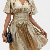 Elegante Vestido de Dama Adalee con Escote en V y Cintura Cruzada para una look sofisticado