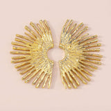 Elegantes pendientes de metal con delicado borde ondulado