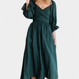 Elegante vestido de dos niveles Petra con cuerpo fruncido y mangas abullonadas para un estilo sofisticado