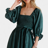 Elegante vestido de dos niveles Petra con cuerpo fruncido y mangas abullonadas para un estilo sofisticado
