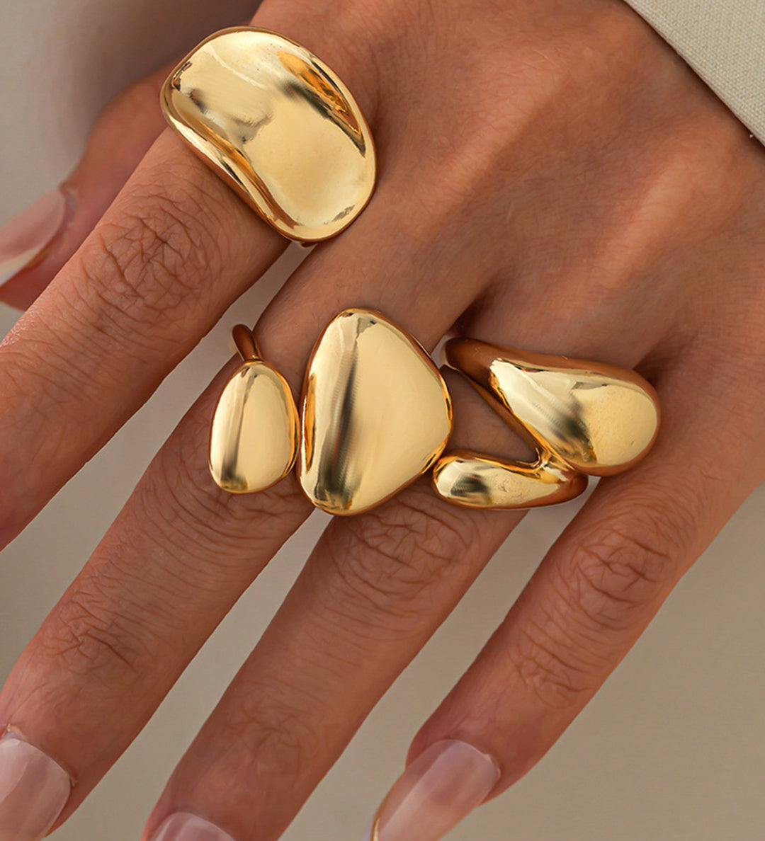 Elegantes anillos de metal con diseño irregular para un estilo único