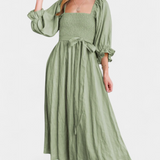 Elegante vestido de dos niveles Petra con cuerpo fruncido y mangas abullonadas para un estilo sofisticado