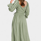 Elegante vestido de dos niveles Petra con cuerpo fruncido y mangas abullonadas para un estilo sofisticado