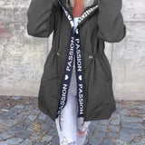 Abrigo casual con capucha y cordón con estampado de letras