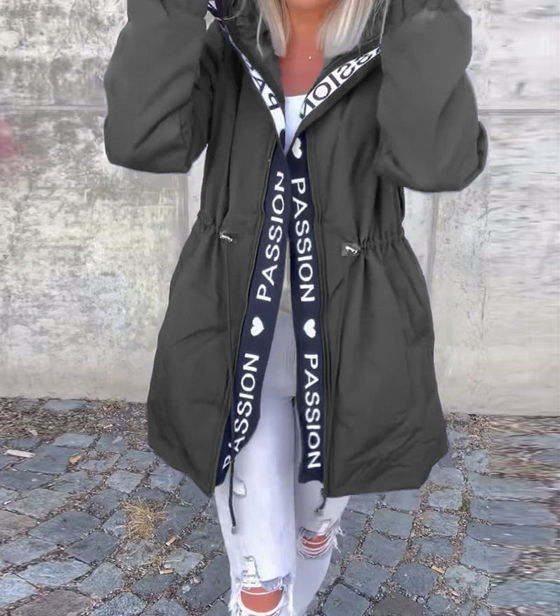 Abrigo casual con capucha y cordón con estampado de letras