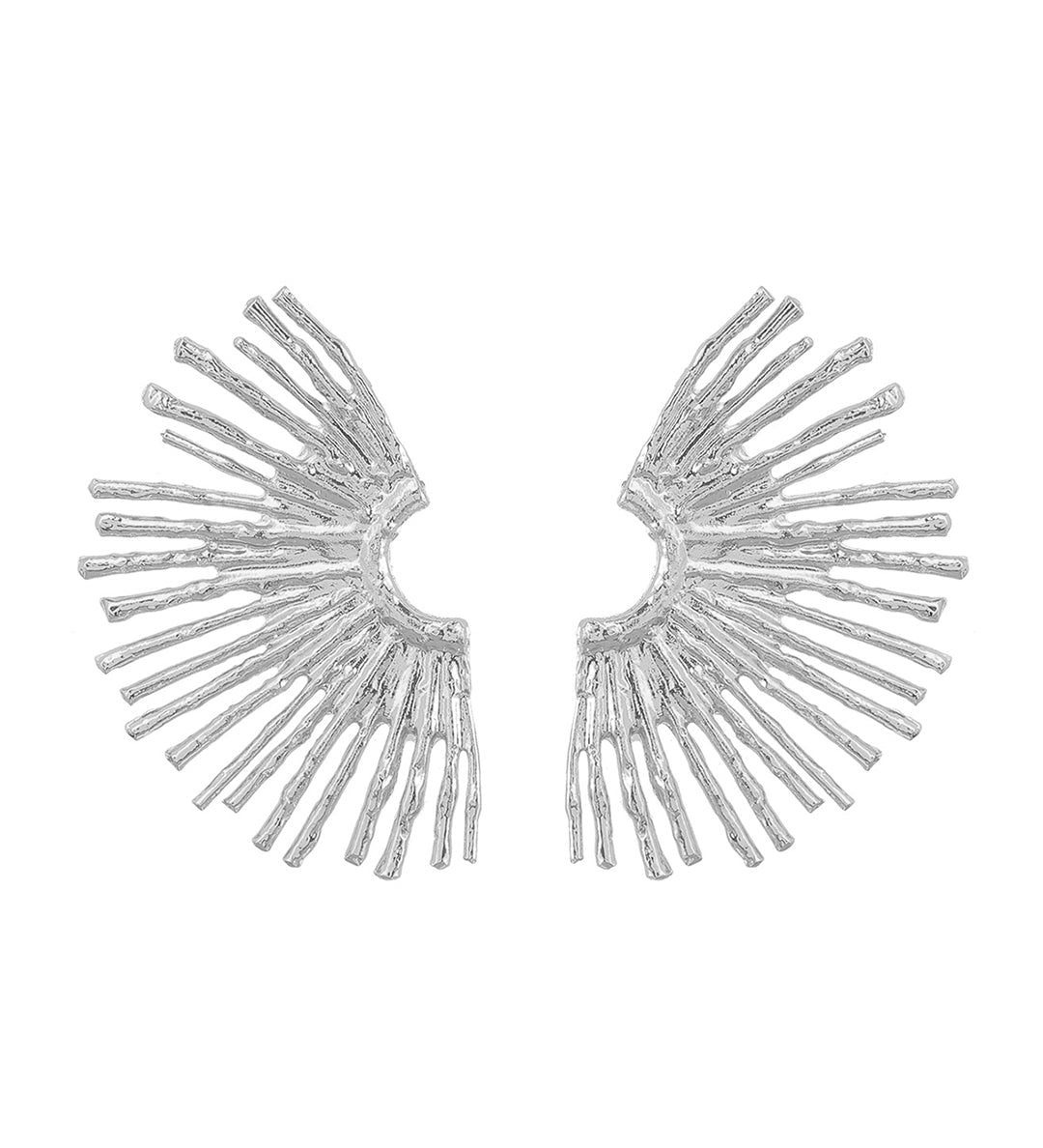 Elegantes pendientes de metal con delicado borde ondulado