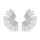 Elegantes pendientes de metal con delicado borde ondulado