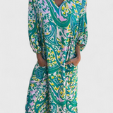 Elegante vestido maxi bohemio Carmina con escote en V y estampado abstracto