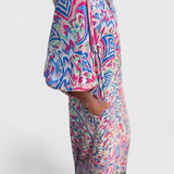 Elegante vestido maxi bohemio Carmina con escote en V y estampado abstracto