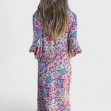 Elegante vestido maxi bohemio Carmina con escote en V y estampado abstracto