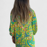 Elegante vestido maxi bohemio Carmina con escote en V y estampado abstracto