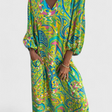 Elegante vestido maxi bohemio Carmina con escote en V y estampado abstracto