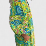 Elegante vestido maxi bohemio Carmina con escote en V y estampado abstracto