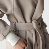 Elegante abrigo largo de mezcla de lana clara para un estilo atemporal