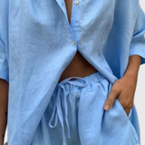 Conjunto Estilo Chic de Dos Piezas: Camisa de Botones y Pantalones Cortos con Cuerda para un Look Único