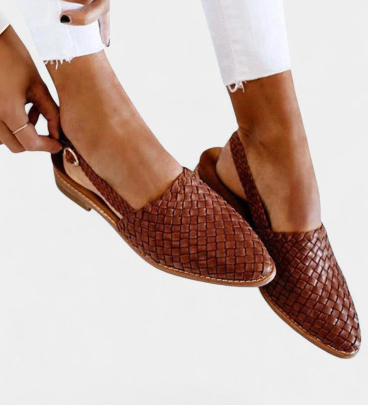 Sandalias Isadora Mules con Trenzado Elegante Punta Fina y Correa Slingback