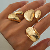 Elegantes anillos de metal con diseño irregular para un estilo único