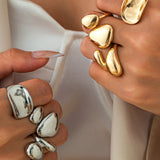 Elegantes anillos de metal con diseño irregular para un estilo único