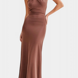 Vestido Halter Ajustado Trinity con Fruncido y Espalda Descubierta para un look sofisticado