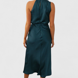 Vestido elegante Rina con cuello halter y detalles drapeados para ocasiones especiales
