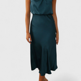 Vestido elegante Rina con cuello halter y detalles drapeados para ocasiones especiales