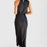 Vestido elegante Rina con cuello halter y detalles drapeados para ocasiones especiales