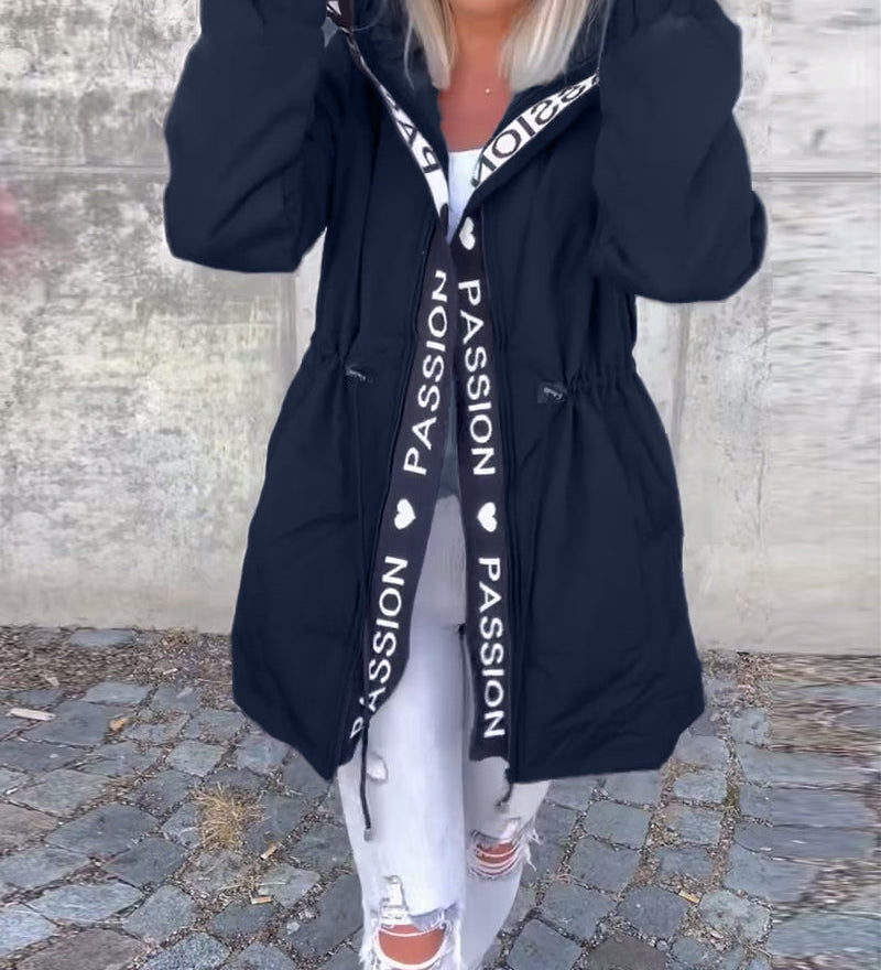 Abrigo casual con capucha y cordón con estampado de letras