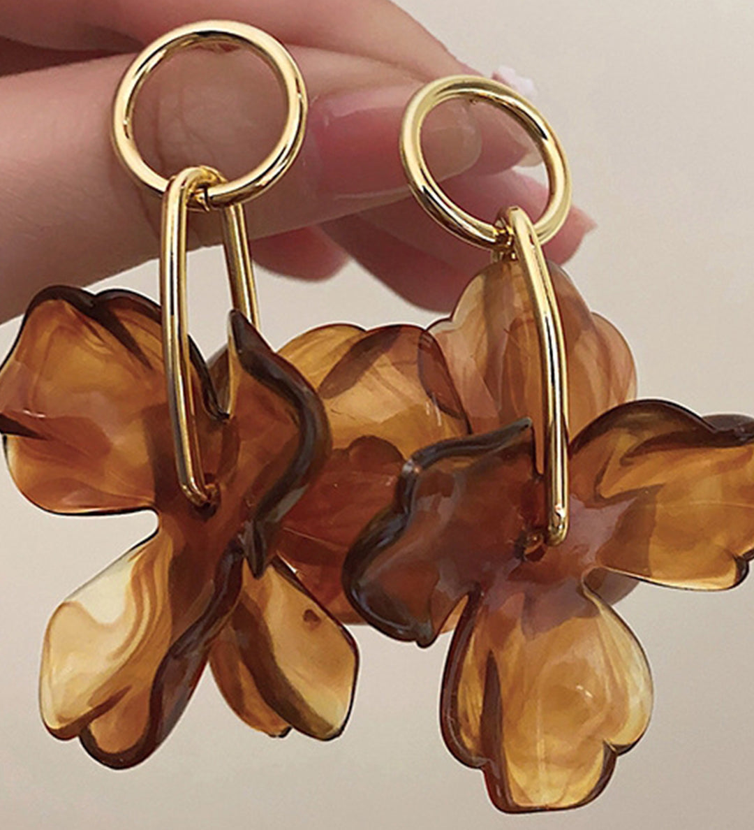 Elegantes pendientes con colgante de flor para un toque de belleza natural