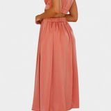 Elegante Conjunto Largo Jocelyn con Escote Alto y Detalle de Abertura Lateral para un look Minimalista y Sofisticado