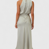 Vestido elegante Rina con cuello halter y detalles drapeados para ocasiones especiales