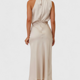 Vestido elegante Rina con cuello halter y detalles drapeados para ocasiones especiales