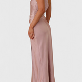 Josefa Vestido de un Hombro con Elegantes Pliegues y Sofisticada Alta Abertura