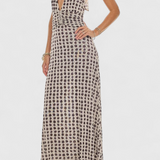 Elegante vestido maxi de lunares con escote halter y cintura fruncida para un estilo inolvidable
