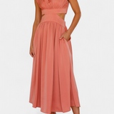 Elegante Conjunto Largo Jocelyn con Escote Alto y Detalle de Abertura Lateral para un look Minimalista y Sofisticado