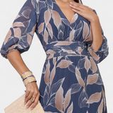 Elegante vestido largo floral Aísha con corte fluido y hermoso estampado de hojas