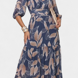 Elegante vestido largo floral Aísha con corte fluido y hermoso estampado de hojas