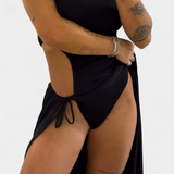 Vestido sin Tirantes Teuta con Lazo Lateral y Elegante Abertura Alta