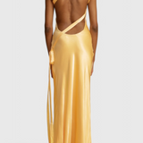 Elegante vestido maxi con tirantes diagonales y espalda descubierta para un look sofisticado