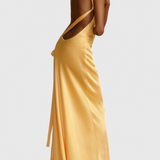 Elegante vestido maxi con tirantes diagonales y espalda descubierta para un look sofisticado