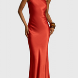 Elegante vestido maxi con tirantes diagonales y espalda descubierta para un look sofisticado