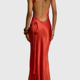 Elegante vestido maxi con tirantes diagonales y espalda descubierta para un look sofisticado